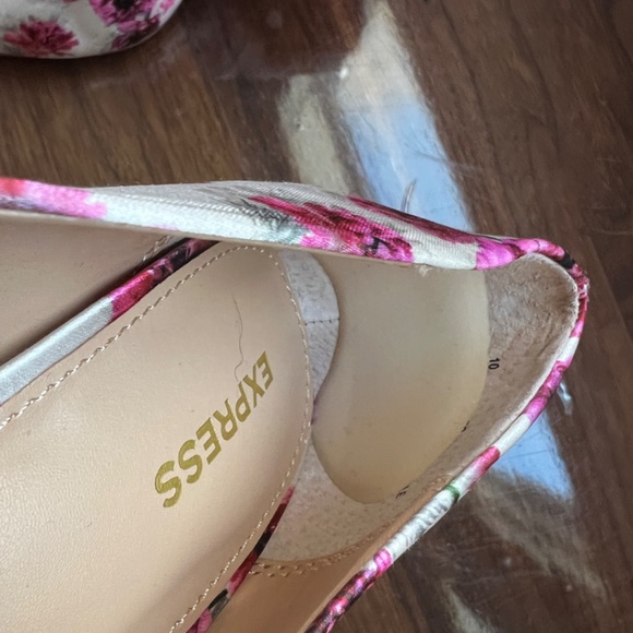 Express Floral Heels Size 10 Floral design Pink and White - Picture 3 of 4